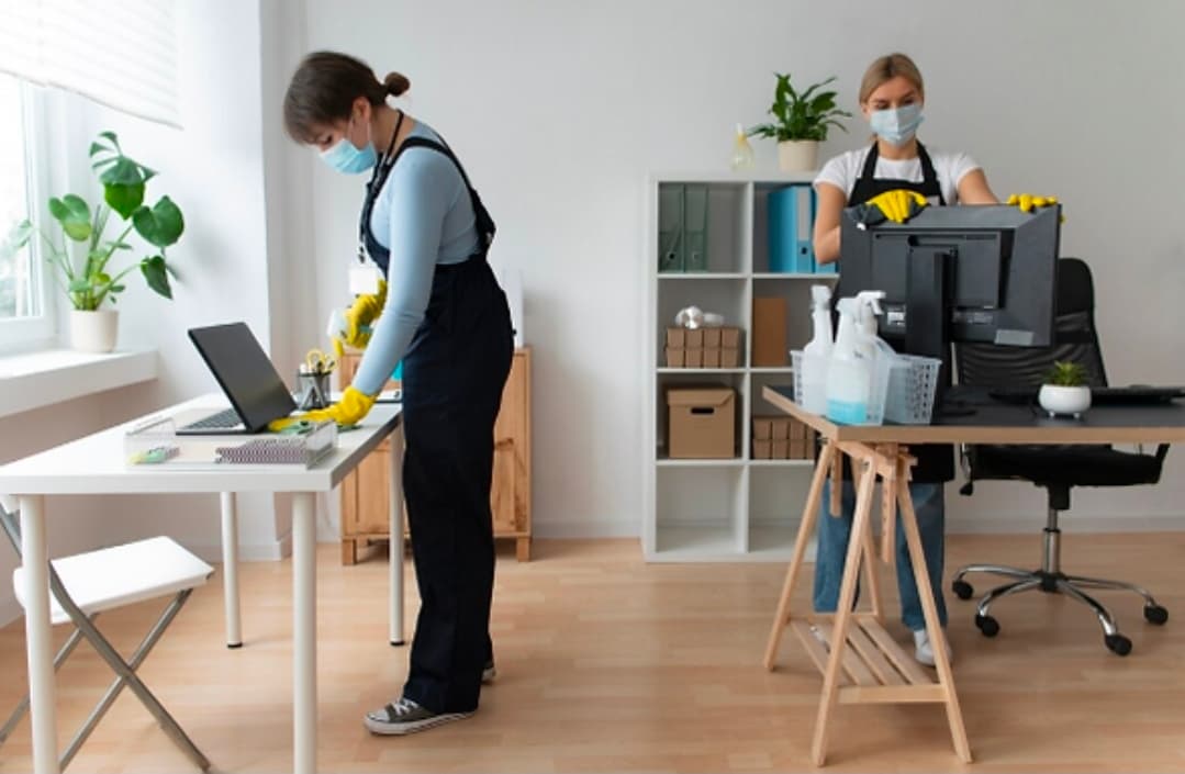 Professionelle Gebäudereinigung in einer modernen Büroumgebung