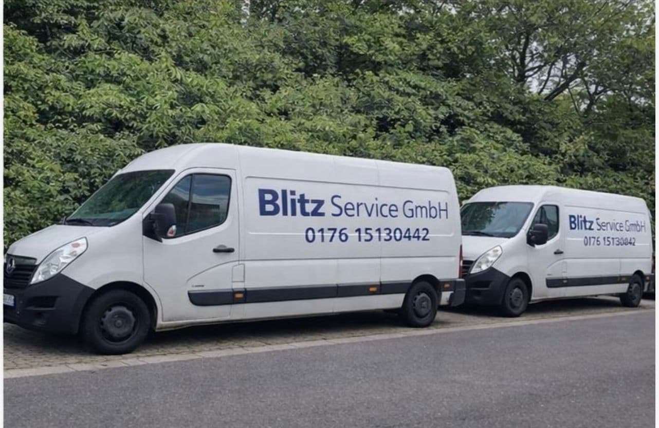 Transportservice beim Beladen eines Fahrzeugs
